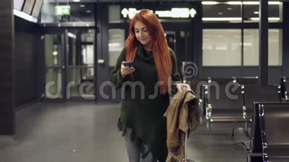 女子在夜间机场智能手机上上网视频的预览图