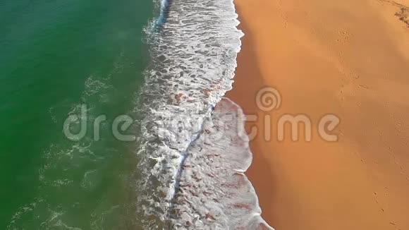西班牙海滩和海浪的空中镜头慢动作视频的预览图