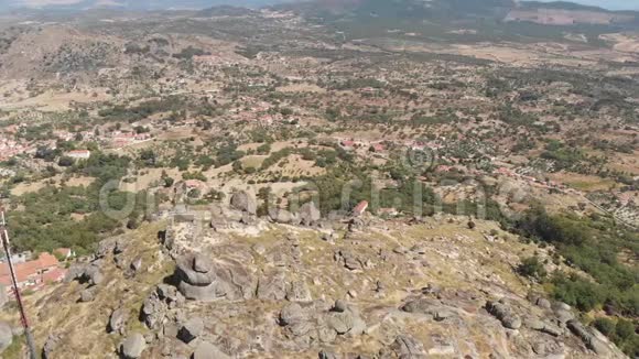 孟山都的全景孟山都要塞所在的山顶上的一个村庄葡萄牙视频的预览图