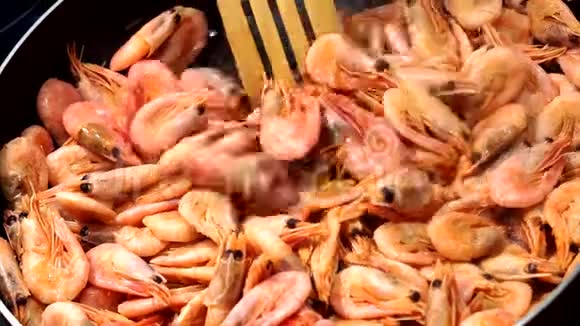 虾虾用香料炒虾虾仁用大煎锅煎煮准备好的虾仁弗里德视频的预览图
