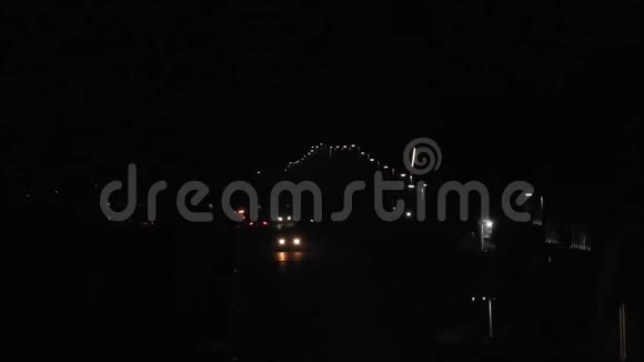 夜间行车夜间交通高峰期视频的预览图