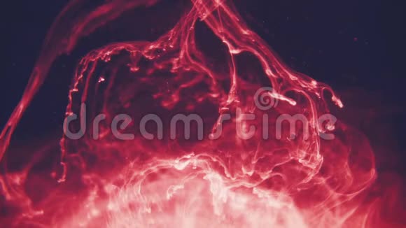 抽象的红色墨水在水中流动视频的预览图