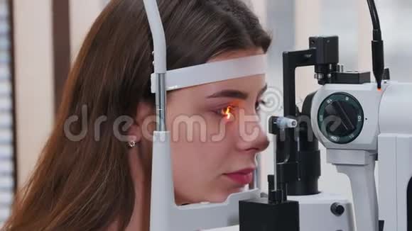 眼科治疗一名年轻女子用特殊的大视光机器检查视力视频的预览图