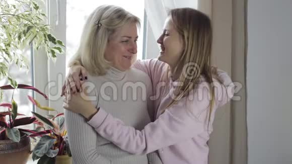 母女俩笑着拥抱着视频的预览图