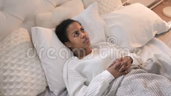 性感思维非洲少女躺在床上视频的预览图