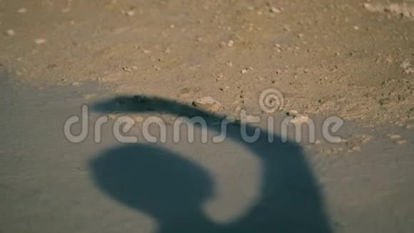 在阳光明媚的夏日一个女孩的美丽影子反映在水中视频的预览图