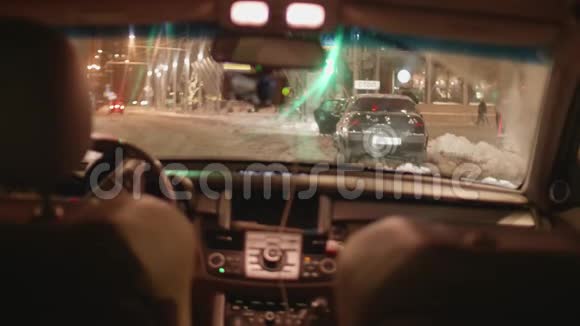 司机坐在车上开始在积雪覆盖的道路上行驶视频的预览图