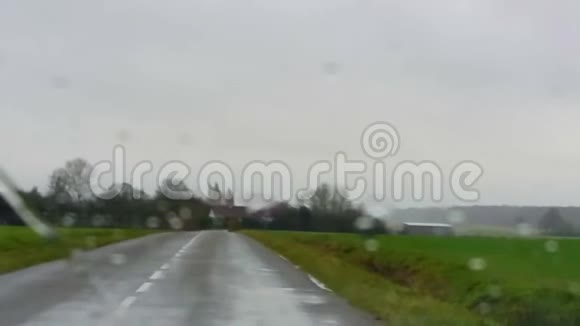 在雨中驾驶慢动作视频的预览图