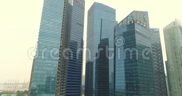 钢和玻璃的摩天大楼视频的预览图