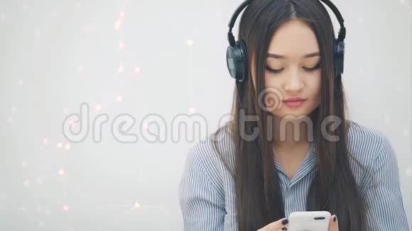 启发年轻的亚洲女孩耳机听音乐跳舞视频的预览图
