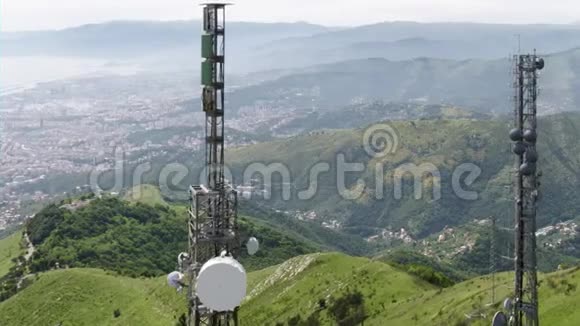 背景下的电信塔天线和城市景观鸟瞰图视频的预览图