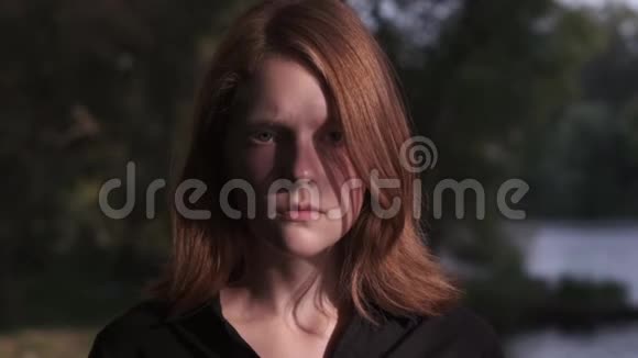 情感肖像红发冒犯少女视频的预览图