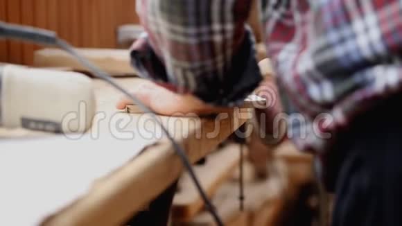 木工车间高级技工用砂纸打磨机打磨木部成熟的抛光大师视频的预览图