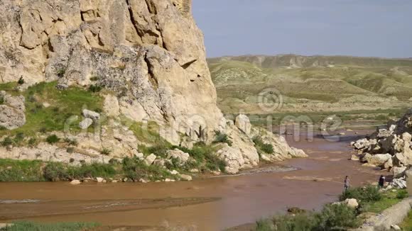 山崖底部的河流视频的预览图