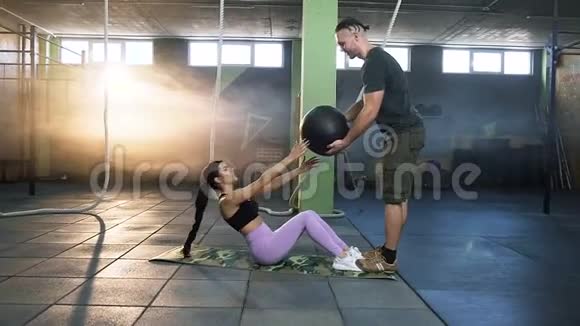 英俊的运动夫妇做腹肌运动与健美操球与有吸引力的运动男子视频的预览图