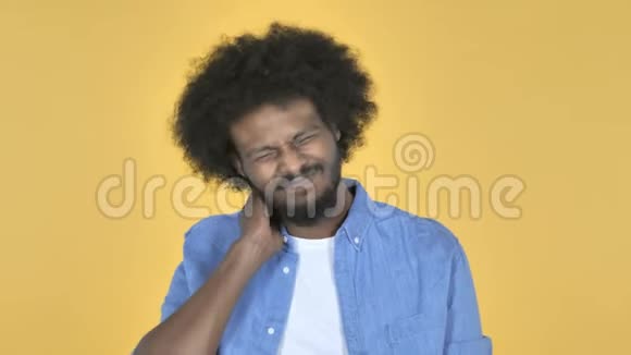 黑人男性颈部疼痛黄色背景视频的预览图
