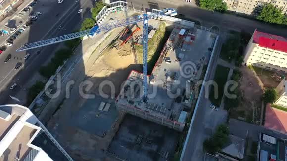 从高处拍摄高层建筑和城市街道在道路旁边建造一座新的高层建筑视频的预览图