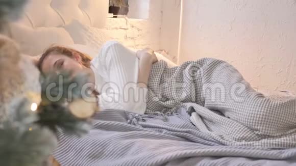 睡在床上的美丽少女视频的预览图
