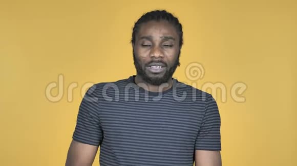 生病的非洲男子咳嗽孤立于黄色背景视频的预览图