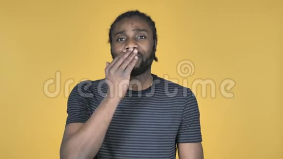 在黄色背景下孤独的非洲男子飞吻视频的预览图