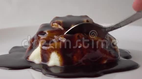 用茶匙4K视频拍摄一片布丁和巧克力酱视频的预览图