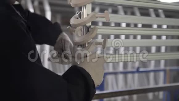 企业铝阳极氧化后的白色铝型材金属加工生产线视频的预览图