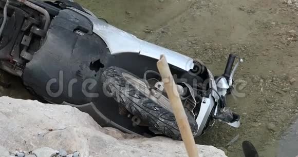 在河里被遗弃的偷来的摩托车视频的预览图