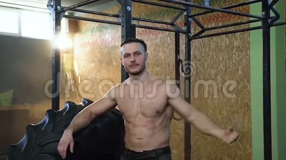 英俊的男人在健身房表现出完美的肌肉视频的预览图
