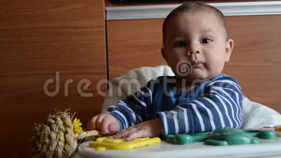 可爱的六个月大的小男孩玩人工篮子鸡蛋然后把它掉下来视频的预览图