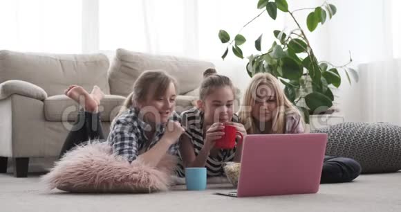 青少年室友喝咖啡吃爆米花视频的预览图