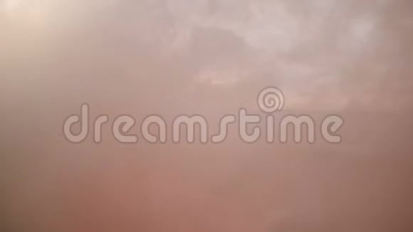 镜头跟随小飞行员女孩跑在户外穿着有趣的纸板飞机服装黄色烟雾慢动作视频的预览图