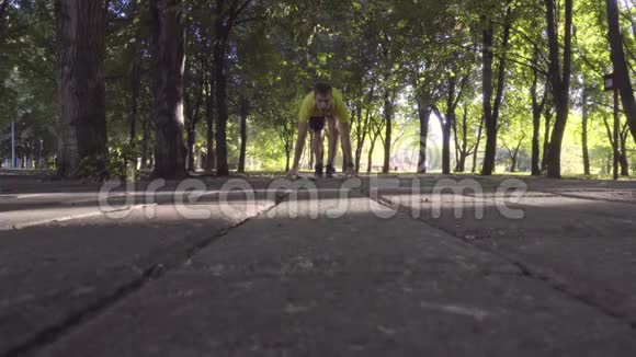 男运动员在公园里跑步视频的预览图