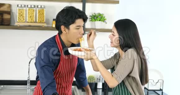 可爱的亚洲夫妇在厨房他们有一顿饭视频的预览图