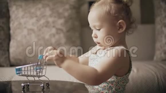有趣的女婴玩玩具购物车视频的预览图
