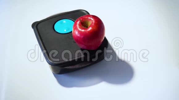 一个苹果和一个食物盒视频的预览图