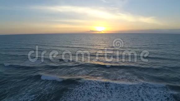 清晨日出在卫星冲浪海滩佛罗里达大西洋海景平静的白色波浪在4k空中无人机视野视频的预览图