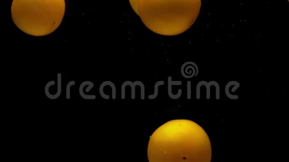 四个黄色的断层在透明的水中黑色的背景下视频的预览图