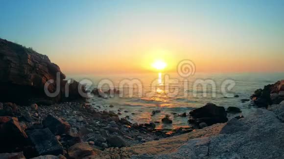 在岩石海滩上日落的时间视频的预览图