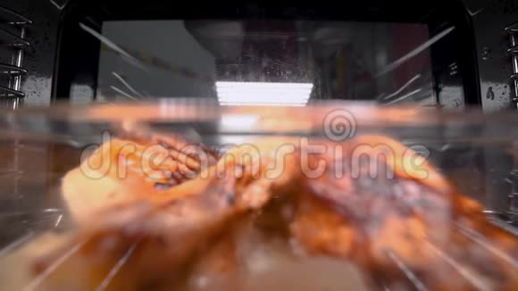 高级妇女从烤箱中取出烤鸡从内部观看视频的预览图