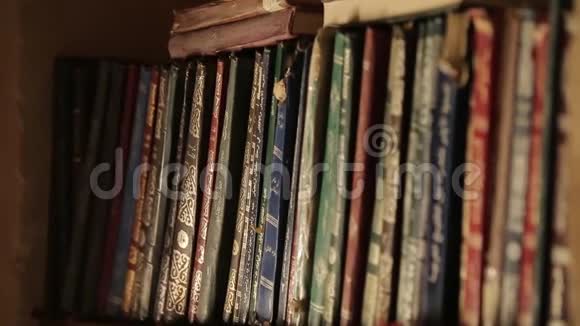 几本东方古书站在一个书架上彩色书籍的根视频的预览图
