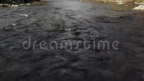 无人机拍摄的流水山河视频的预览图