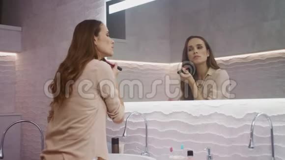 美女在浴室化妆快乐的女人做早上的化妆视频的预览图