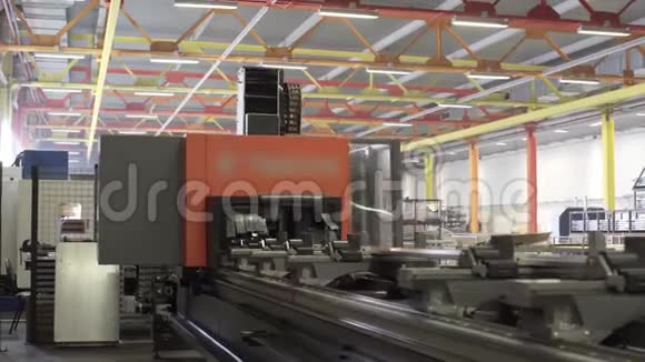 在车间钻铝型材重工业的现代工具高精度铝件制造视频的预览图