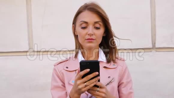 年轻女性使用smartpone的肖像视频的预览图