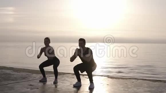 健身运动人运动和生活方式概念从事职业健身运动的快乐男女视频的预览图