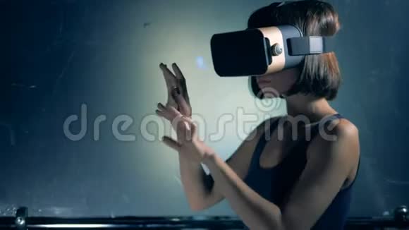 墙上有投影信息旁边站着一个戴着VR眼镜的女孩视频的预览图