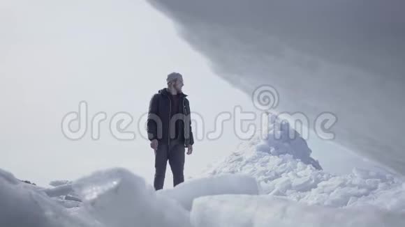 在冰川上行走的人令人惊叹的雪景北极或南极前景上的冰块关闭了寒冷视频的预览图