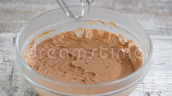 将奶油与巧克力混合成馅或结霜视频的预览图