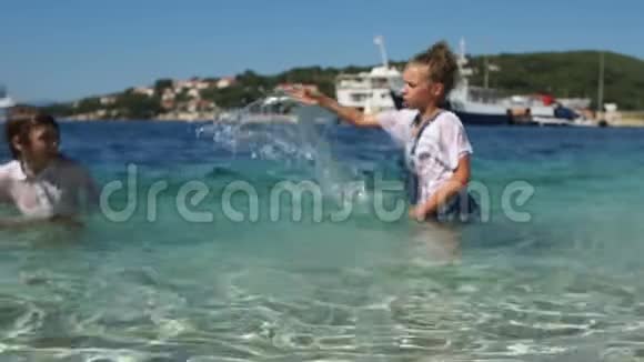 儿童泼水生活在一个克罗地亚度假小镇儿童与海洋旅行理念视频的预览图