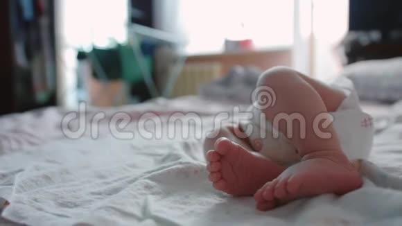 新生婴儿的脚有趣的小脚2周大的新生儿视频的预览图